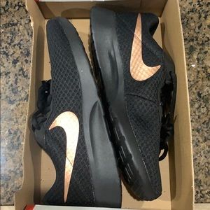 Woman’s Nike Tanjun